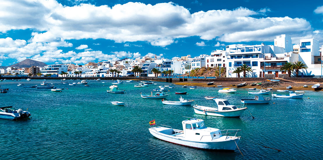 Whitewashed fishermen's cottages overlooking El Charco de San Gines in Arrecife, Lanzarote